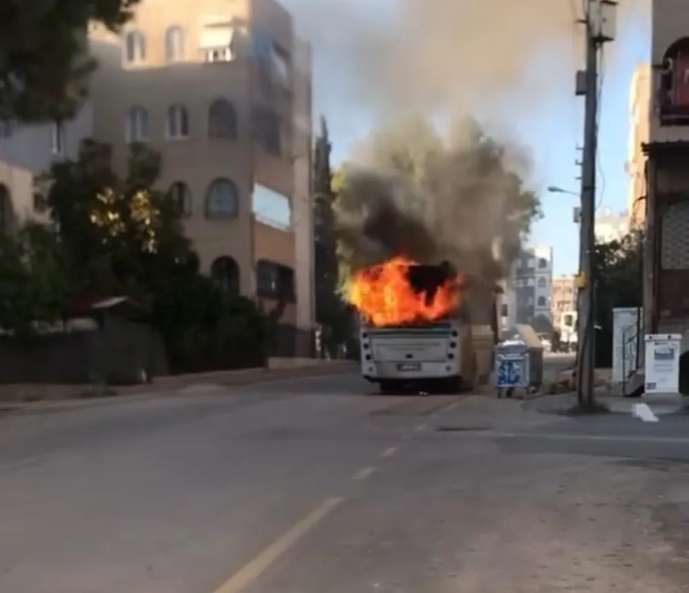 PARK HALİNDEKİ HALK OTOBÜSÜ YANDI