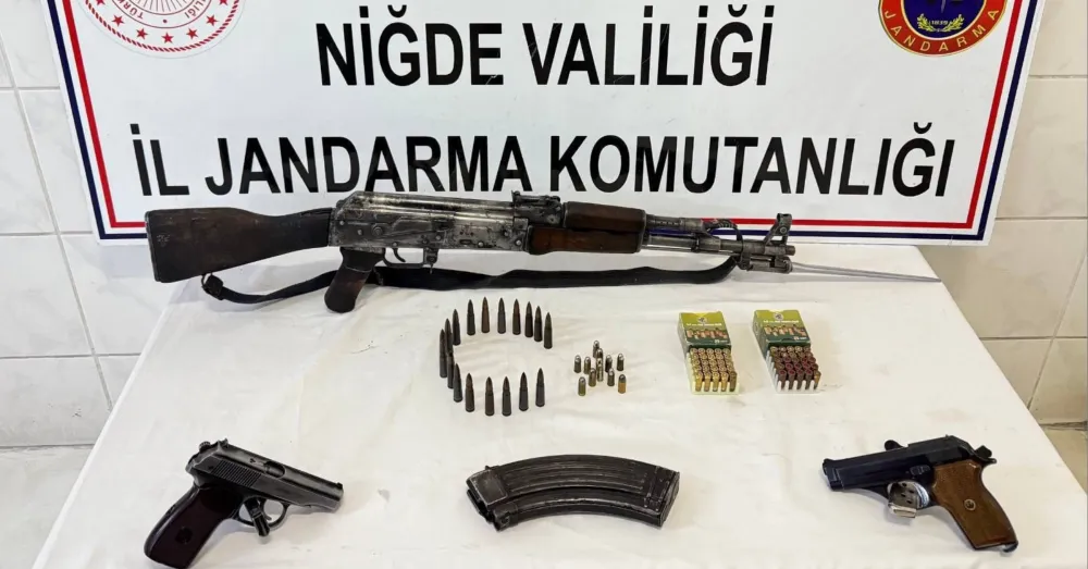 NİĞDE’DE KALEŞNİKOF VE TABANCALAR ELE GEÇİRİLDİ