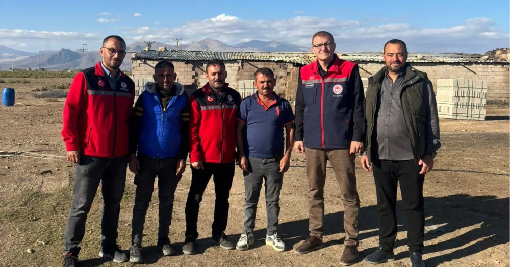 BOR’DA AĞILI YANAN YETİŞTİRİCİYE DESTEK 