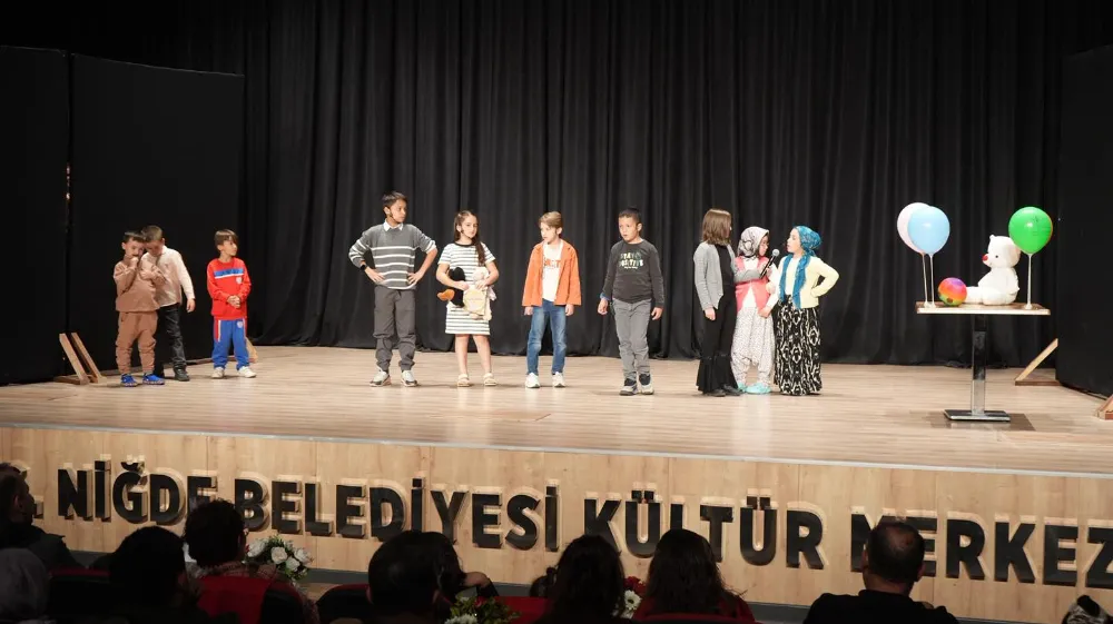 MİNİKLERDEN BÜYÜK PERFORMANS: “KOMİK MİNİKLER” AYAKTA ALKIŞLANDI