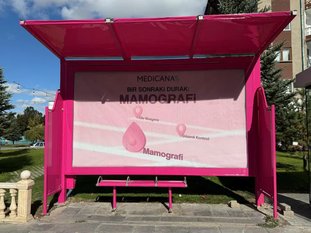 PEMBE DURAKLARLA MEME KANSERİNE FARKINDALIK OLUŞTURULUYOR