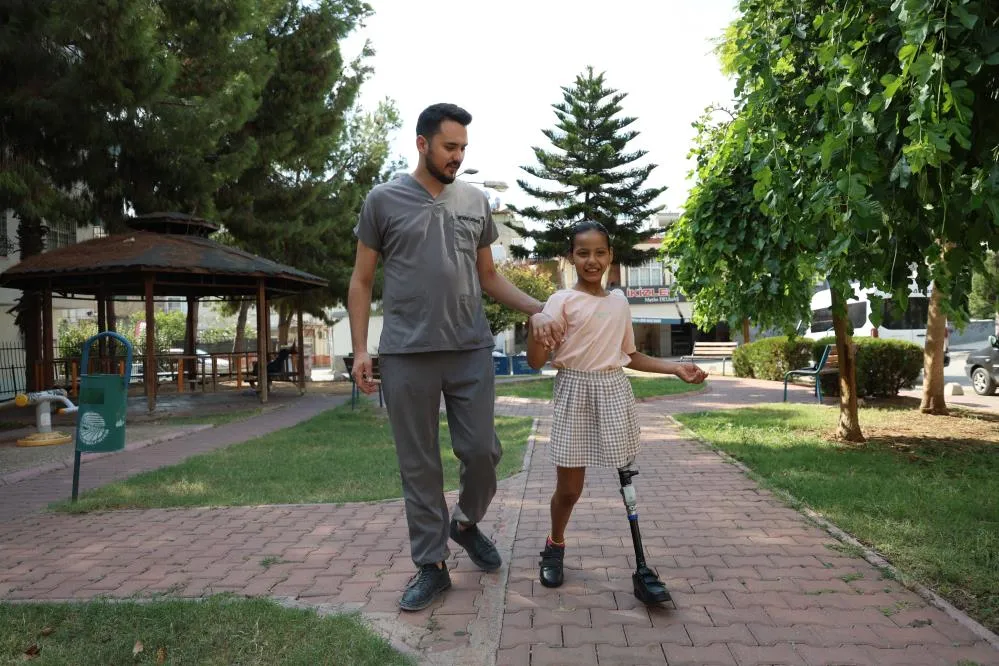 BELEDİYE OTOBÜSÜ ALTINDA KALAN RUKİYE, PROTEZ BACAKLA İLK ADIMI ATTI