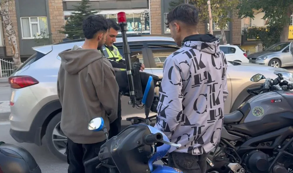 PLAKASIZ, KASKSIZ VE EHLİYETSİZ SÜRÜCÜYE 35 BİN 239 LİRA CEZA