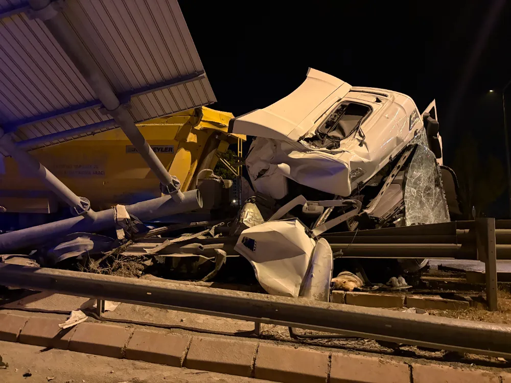 TIR BARİYERLERE GİRDİ: 1 YARALI