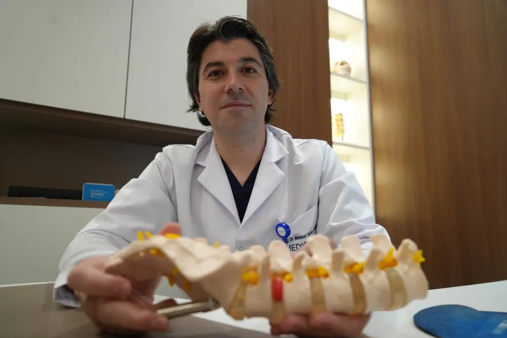 ÖDÜLLÜ CERRAHTAN BEL FITIĞINA AMELİYATSIZ ÇÖZÜM: ALGOLOJİK YÖNTEMLE 1 SAATTE TABURCU OLMAK MÜMKÜN