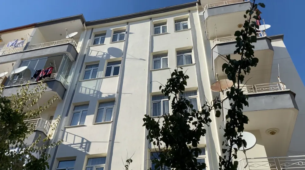 BEŞİNCİ KATTAN DÜŞEN 18 YAŞINDAKİ GENÇ AĞIR YARALANDI