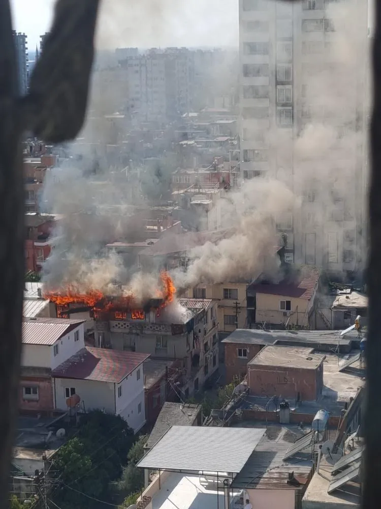 3 KATLI EV YANARAK KULLANILAMAZ HALE GELDİ