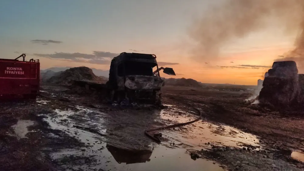 SAMAN BALYASI YÜKLÜ TIR YANDI, 25 TON BALYA KÜL OLDU
