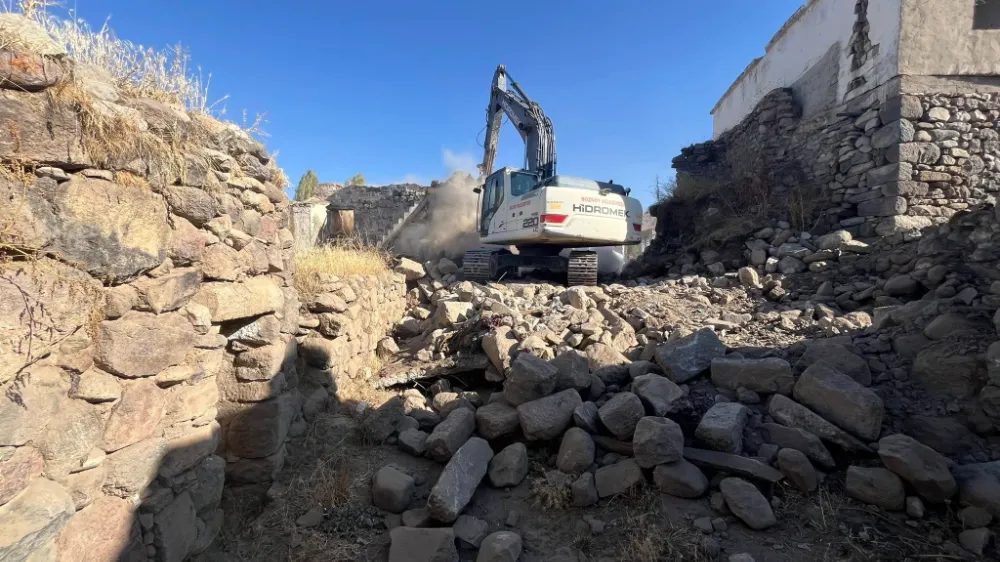 ÇİFTLİK’TE METRUK BİNALAR YIKILIYOR: MAHALLE YENİLENİYOR