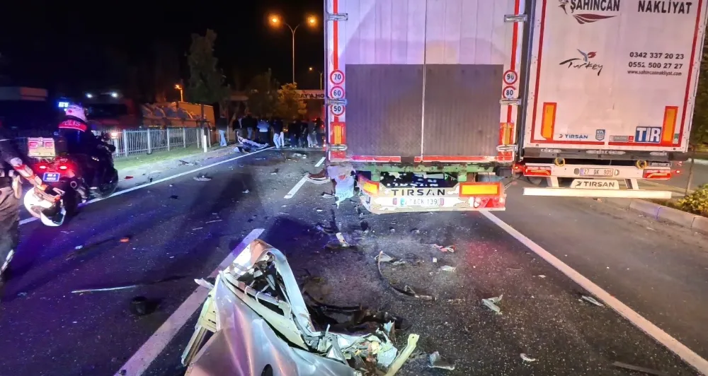 OTOMOBİL TIRA ARKADAN ÇARPTI: 1 ÖLÜ 1 AĞIR YARALI