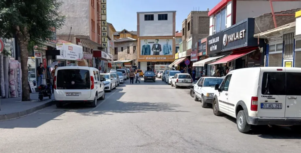 NİĞDE’DE TRAFİKTE YENİ DÜZEN: EL HACI MAHMUT VE PAŞAKAPI CADDELERİNDE ÇALIŞMALAR SÜRÜYOR