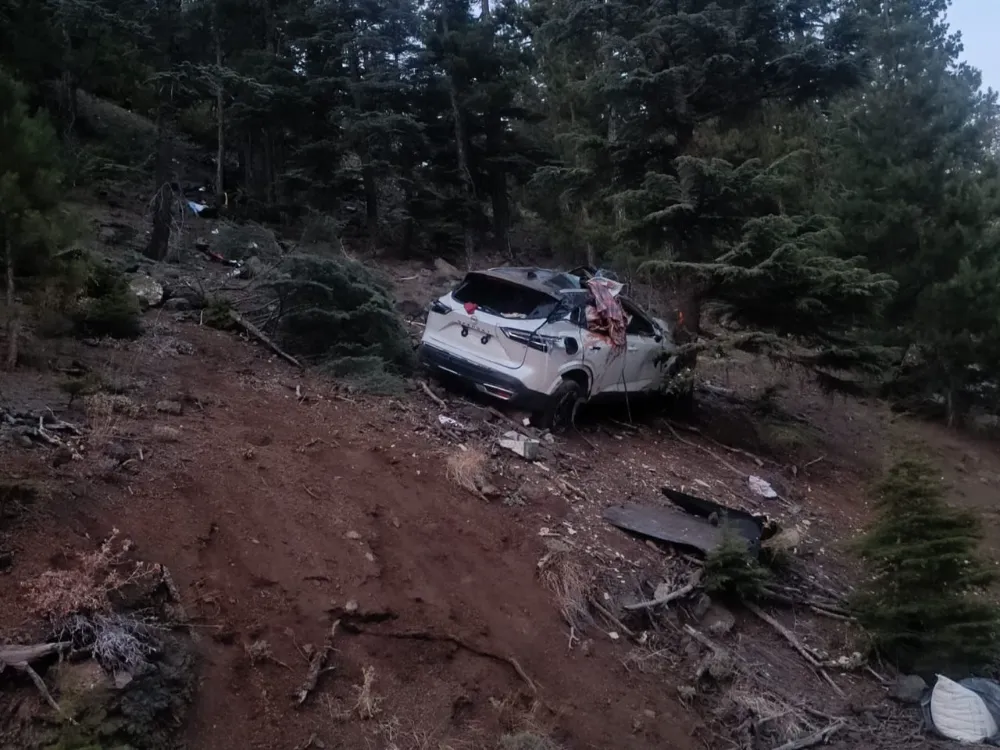DAĞ YOLUNDA OTOMOBİL UÇURUMA YUVARLANDI: 2 ÖLÜ