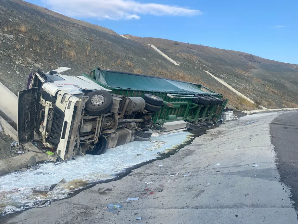 KONTROLDEN ÇIKAN TIR DEVRİLDİ: 1 YARALI