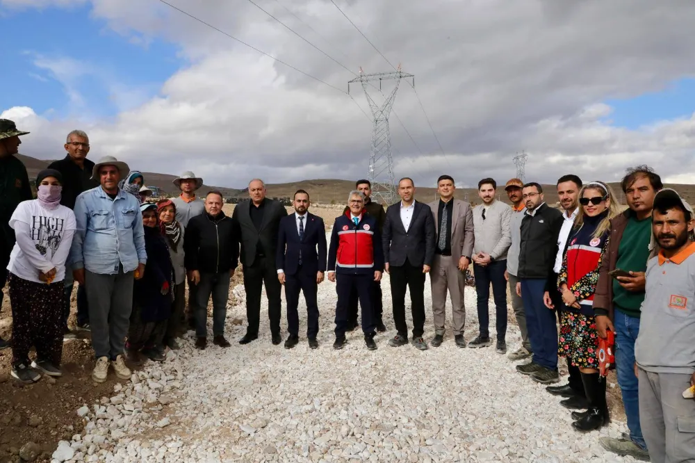 NİĞDE’DE KIRAÇ ARAZİLER MOR UMUTLA BULUŞTU: 35 BİN LAVANTA FİDESİ TOPRAKLA BULUŞTU