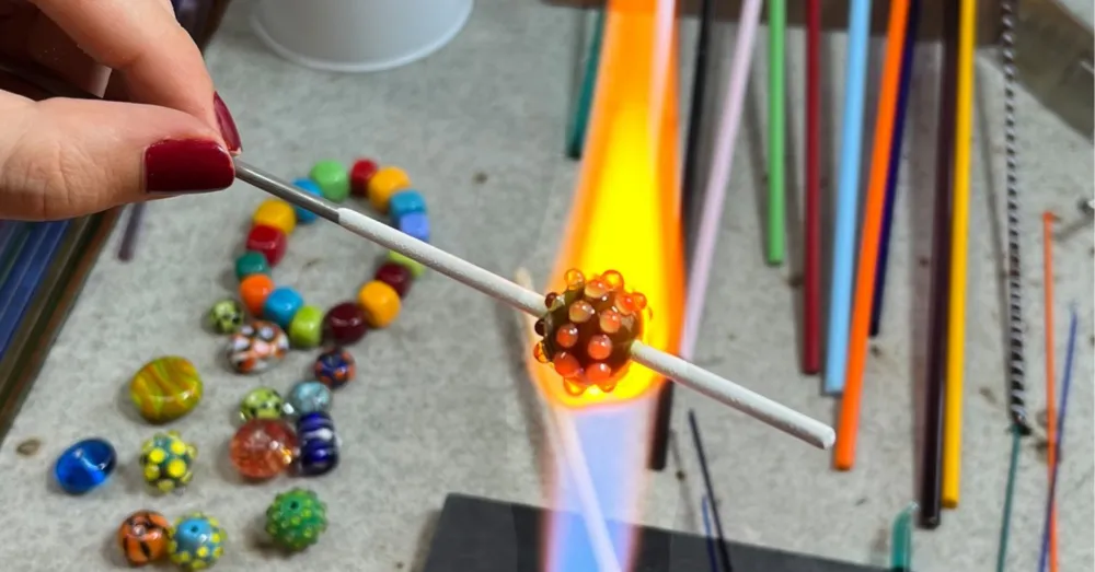 NİĞDE HALK EĞİTİMİ MERKEZİ’NDE AÇIK ALEVDE CAM BONCUK YAPIMI KURSU BAŞLIYOR