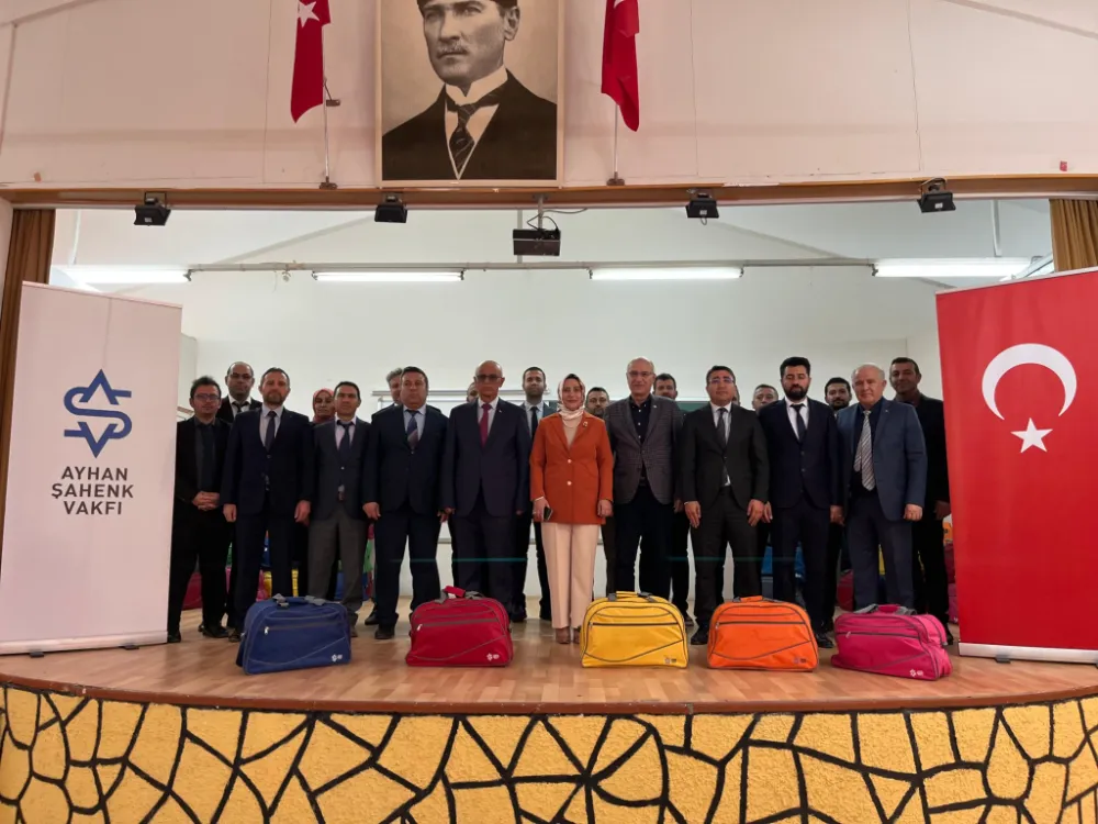 ALTUNHİSAR’DA ÖĞRENCİLERE CUMHURİYET HEDİYESİ