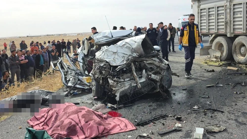 KAMYON İLE OTOMOBİL ÇARPIŞTI: 3 KARDEŞ ÖLDÜ