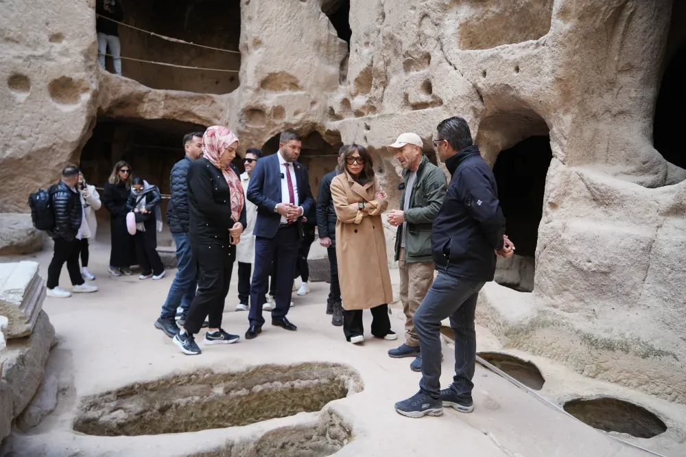 ÜNLÜ SANATÇI GÜMÜŞLER MANASTIRI’NA HAYRAN KALDI