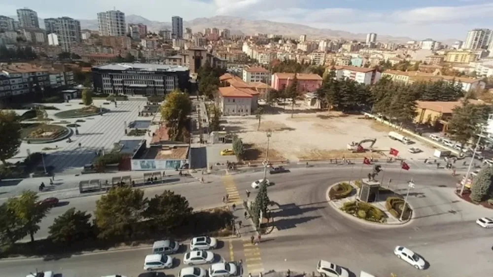 NİĞDE’YE YENİ TÖREN MEYDANI VE ÜÇ KATLI OTOPARK GELİYOR