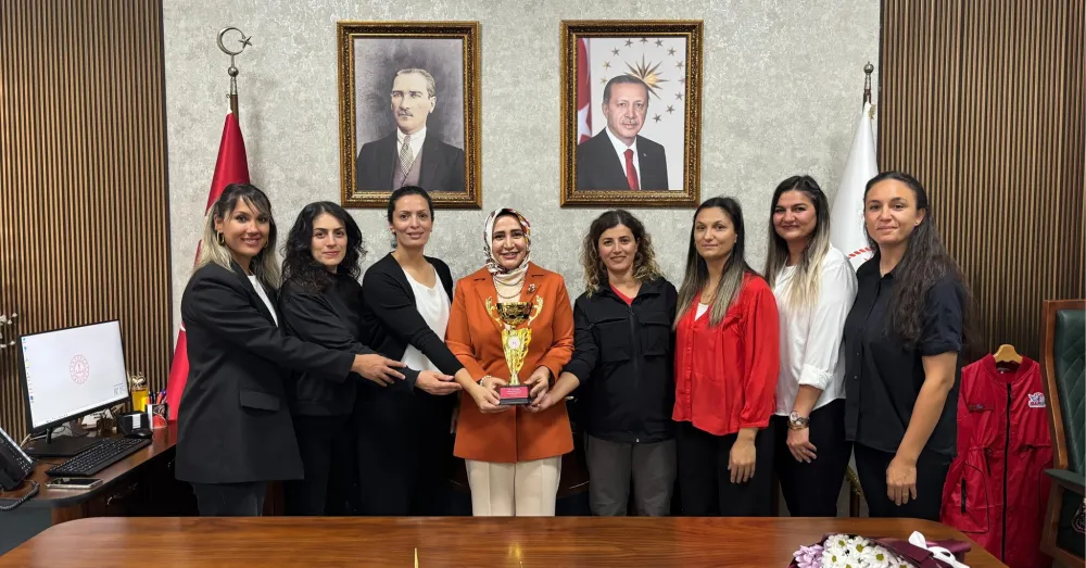 MÜDÜR ÖZBEK NİĞDE’DE ŞAMPİYON KADIN ÖĞRETMENLERİ AĞIRLADI