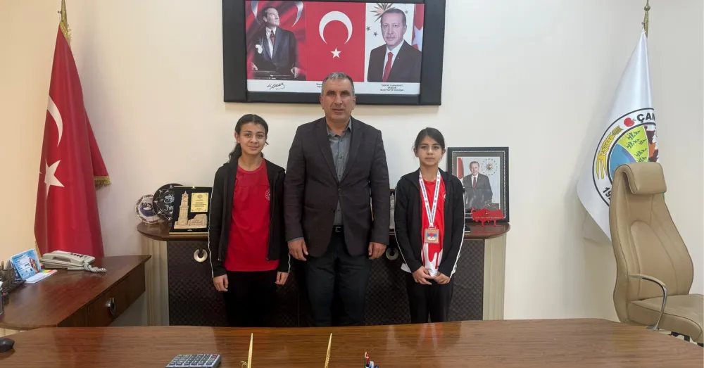 ÇAMARDI’NIN GURURU BOKSÖRLER BAŞKAN PINAR’I ZİYARET ETTİ 