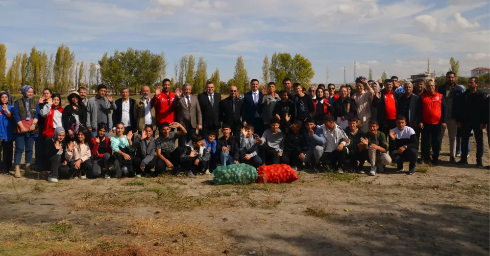 NİĞDE’DE GENÇLER TARIMA GÖNÜLLÜ OLARAK KATKI SUNUYOR 