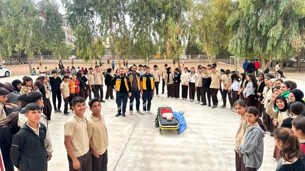 MEZUN OLDUĞU OKULDA HAYAT KURTARMA DERSİ VERDİ