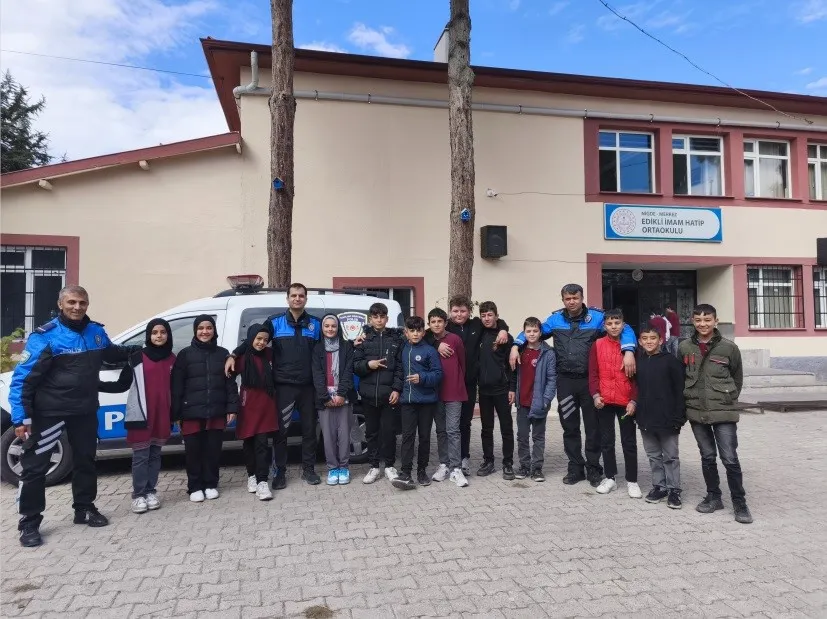 NİĞDE EMNİYETİ’NDEN ÖĞRENCİLERE KİTAP OKUMA ETKİNLİĞİ