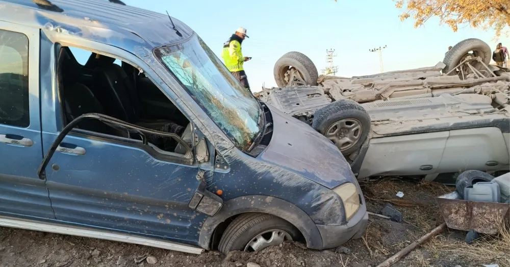 OTOMOBİL İLE HAFİF TİCARİ ARAÇ ÇARPIŞTI: 1 ÖLÜ, 1 YARALI