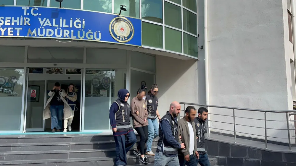 KIYMA MAKİNESİNDEN, KIYMA YERİNE ALTIN ÇIKTI