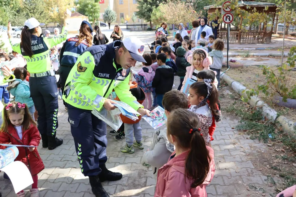 NİĞDE’DE ÖĞRENCİLERE JANDARMA TANITIMI VE TRAFİK EĞİTİMİ