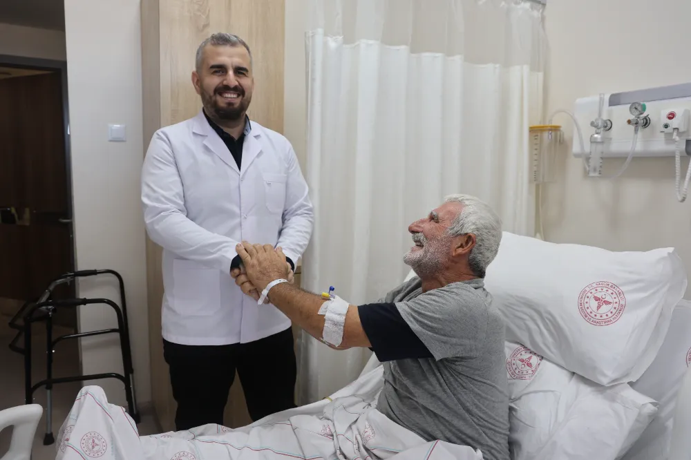 KAMYONDAN DÜŞÜP PELVİS KEMİĞİ KIRILDI, 2 SAATLİK AMELİYATLA SAĞLIĞINA KAVUŞTU