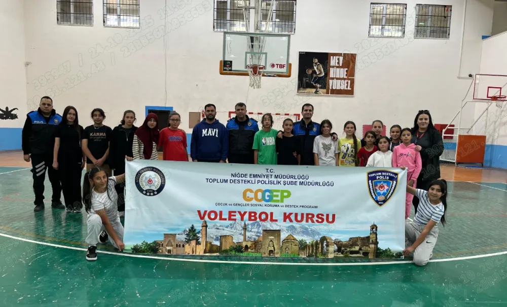 NİĞDE EMNİYETİNDEN GENÇLERE DESTEK: ÇİFTLİK’TE VOLEYBOL KURSU AÇILDI