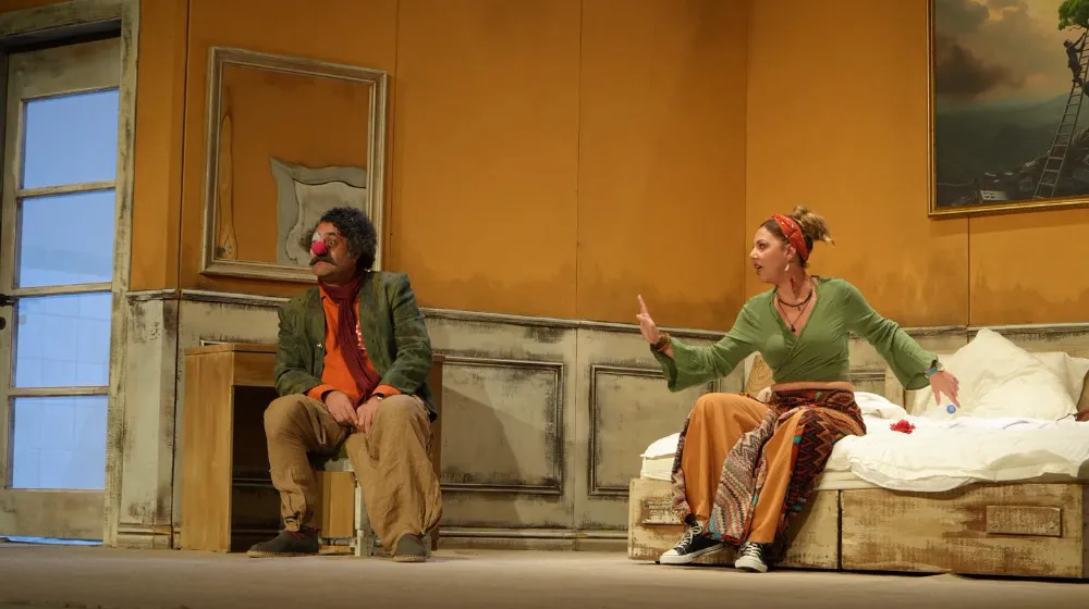 “HATIRALARIN İZİNDE” TİYATRO OYUNU “KAHVALTI DAHİL” NİĞDE’DE SAHNELENDİ