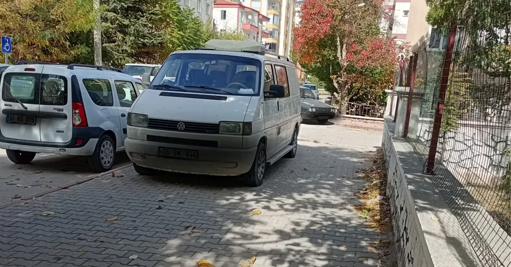 NİĞDE SELÇUK MAHALLESİ’NDE KALDIRIM İŞGALİ VATANDAŞLARI ÇİLEDEN ÇIKARIYOR!