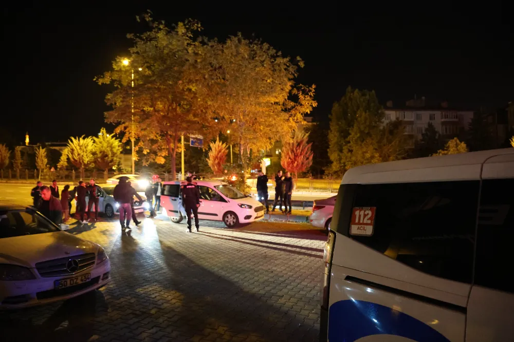 SEYİR HALİNDEKİ KAMYONETİN KASASINDAN DÜŞEN GENÇ AĞIR YARALANDI