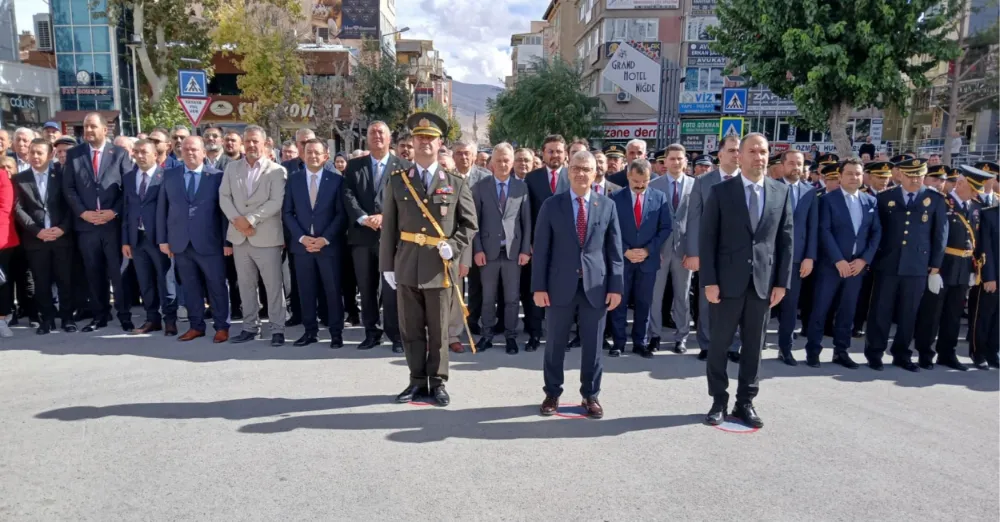 NİĞDE’DE CUMHURİYET COŞKUSU BAŞLADI: ATATÜRK ANITI’NA ÇELENK SUNULDU