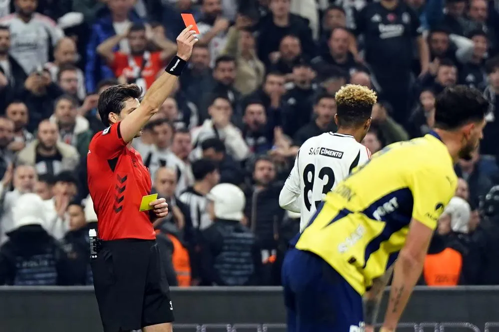BEŞİKTAŞ İLE FENERBAHÇE ARASINDAKİ SON 50 DERBİDE 34 KIRMIZI KART ÇIKTI