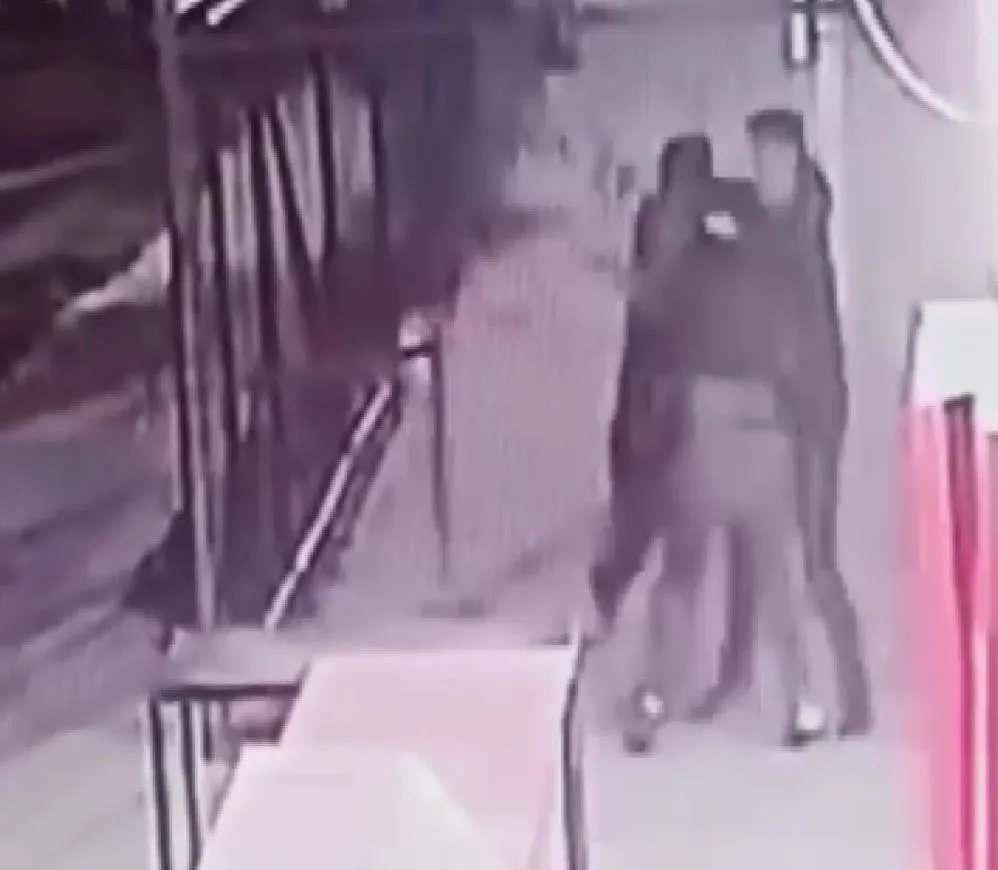 LİSE ÖĞRENCİLERİNİ DÖVÜP BACAKLARINDAN BIÇAKLADILAR