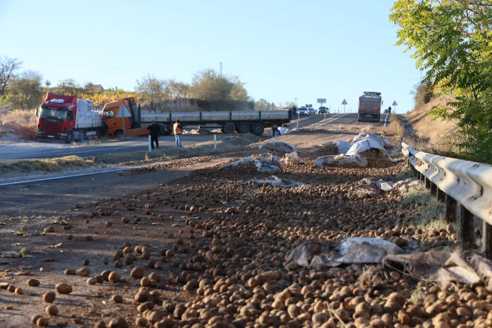 PATATES YÜKLÜ TIR DEVRİLDİ! 30 TON PATATES YOLA SAÇILDI