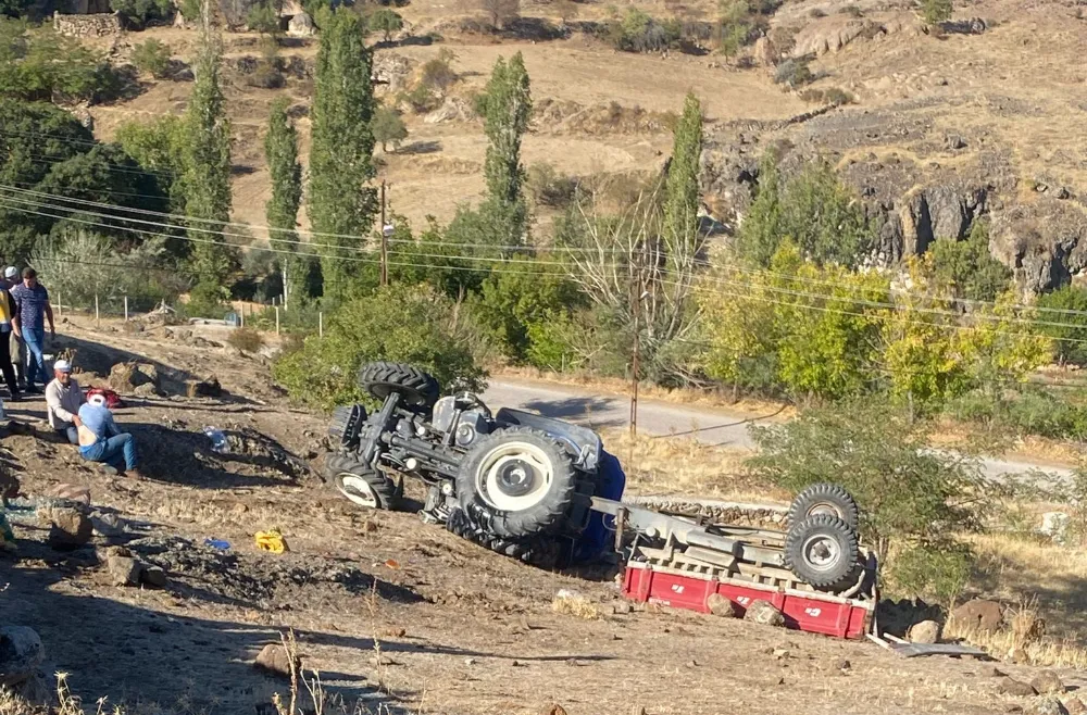 BABA OĞUL DEVRİLEN TRAKTÖRDE AĞIR YARALANDI