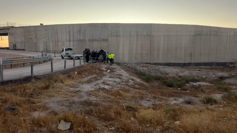 YOL KENARINA UÇAN OTOMOBİLİN SÜRÜCÜSÜ HAYATINI KAYBETTİ