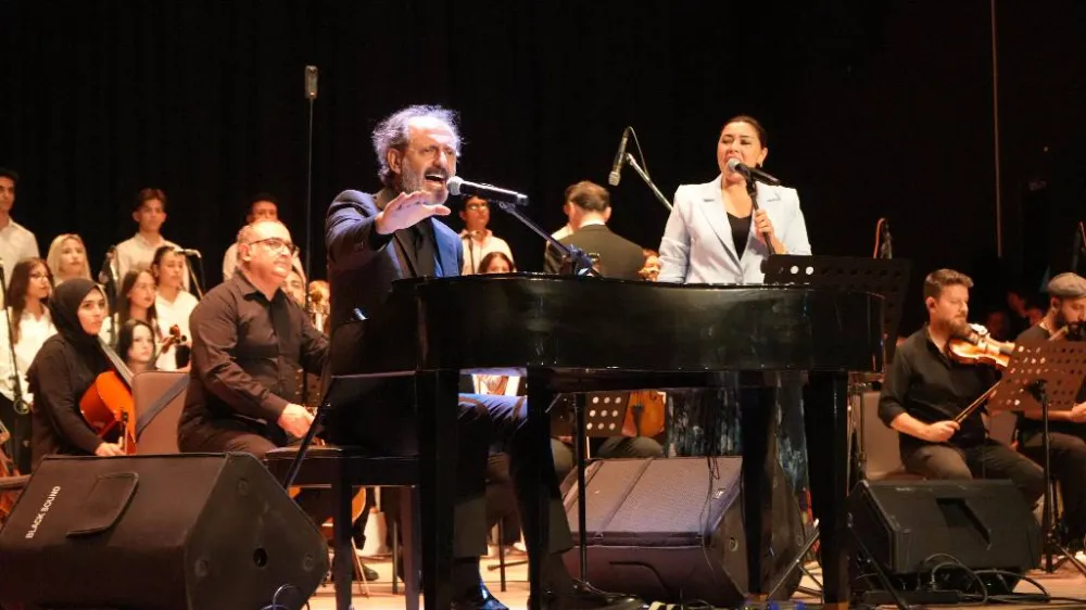 YÜCEL ARZEN VE ÖĞRENCİLERDEN UNUTULMAZ BİR KONSER: “KİM VAR?”
