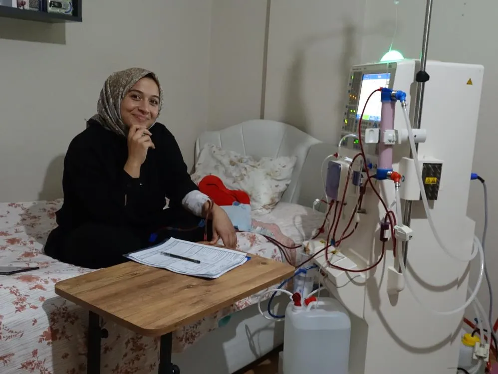 EVİNDE KENDİ DİYALİZİNİ KENDİSİ UYGULUYOR