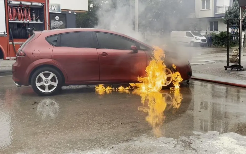 SEYİR HALİNDEKİ OTOMOBİL ALEV ALDI