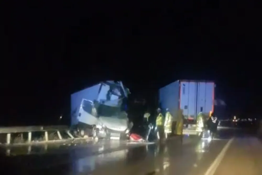 TIR İLE KAMYONET ÇARPIŞTI: 1 ÖLÜ, 2 YARALI