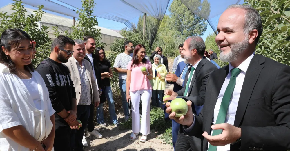 NİĞDE’DE ÖĞRENCİLER KENDİ YETİŞTİRDİKLERİ ELMALARIN HASADINI YAPTI