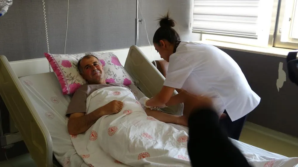 NEFES DARLIĞI ŞİKAYETİYLE HASTANEYE BAŞVURAN ÇİFTÇİNİN KARNINDA 4 KİLOLUK KİTLE ÇIKARILDI