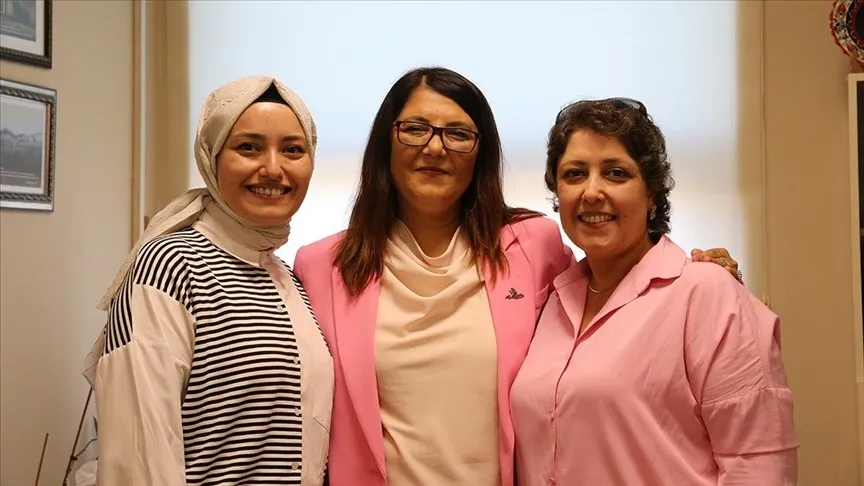 MEME KANSERİNİ ERKEN TEŞHİSLE YENDİ, ŞİMDİ DİĞER KADINLARA UMUT OLUYOR