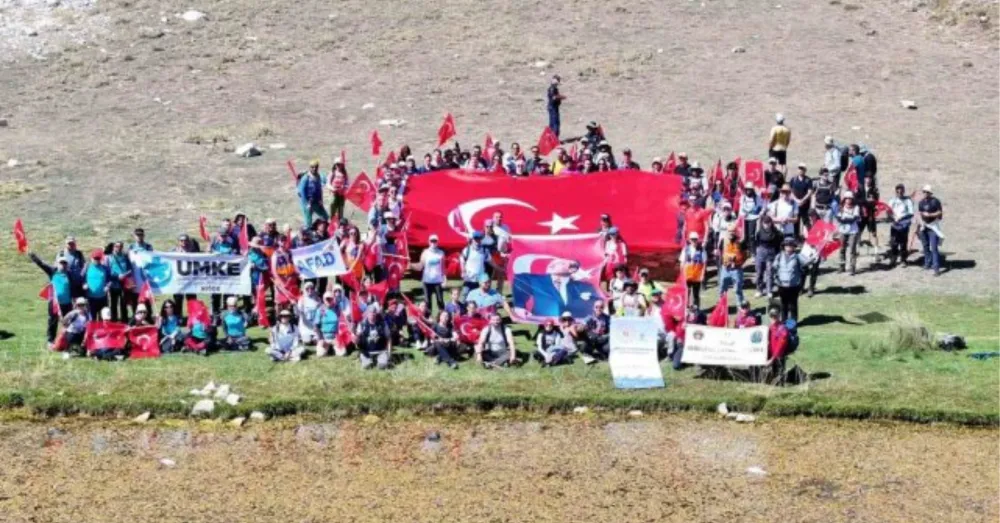 CUMHURİYETİN 102. YILINDA ALADAĞLAR’DA ZİRVE TIRMANIŞI